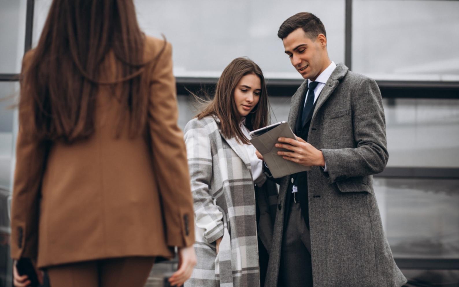 Офисная работа команды Juno Quanteros над финансовыми стратегиями